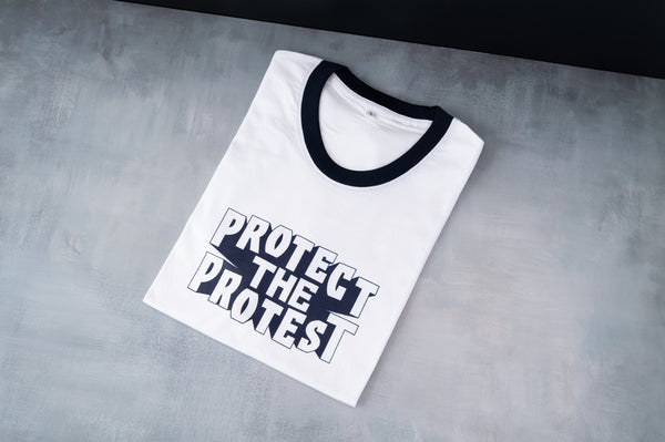 Protect The Protest T-Shirt - เสื้อยืดขลิบสีกรมสกรีนลาย